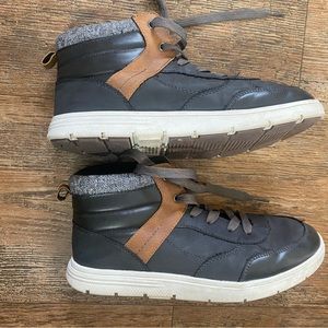 Cat & Jack high top sneakers. Size 5.
